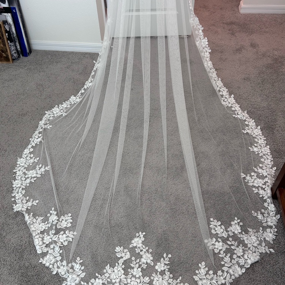 Vogue 120” Floral Lace Veil